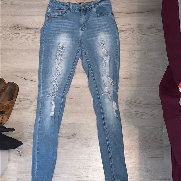 Cute Light Wash Ripped Jeans👖 - Picture 2 of 6